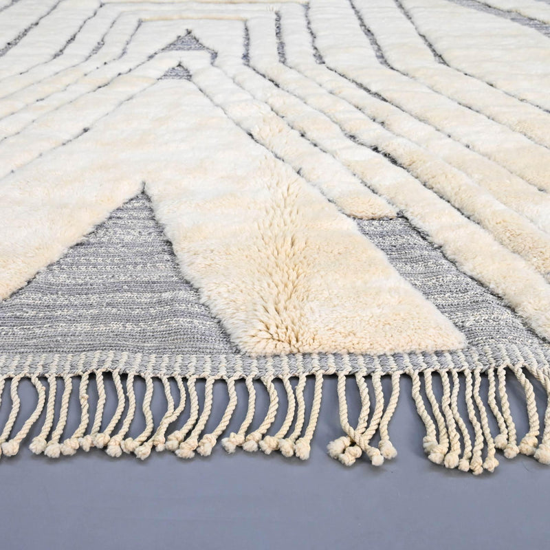 White Custom Made Luxury Beni Mrirt Rug 